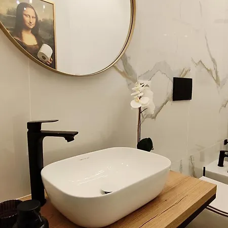 Regina House Al Centro Di كالياري